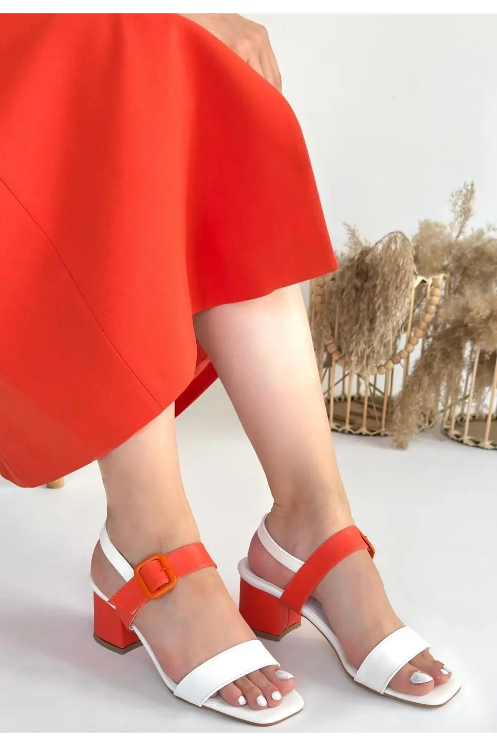 LVSQVR Year Beyaz Cilt Turuncu Detaylı Topuklu Ayakkabı (231524)