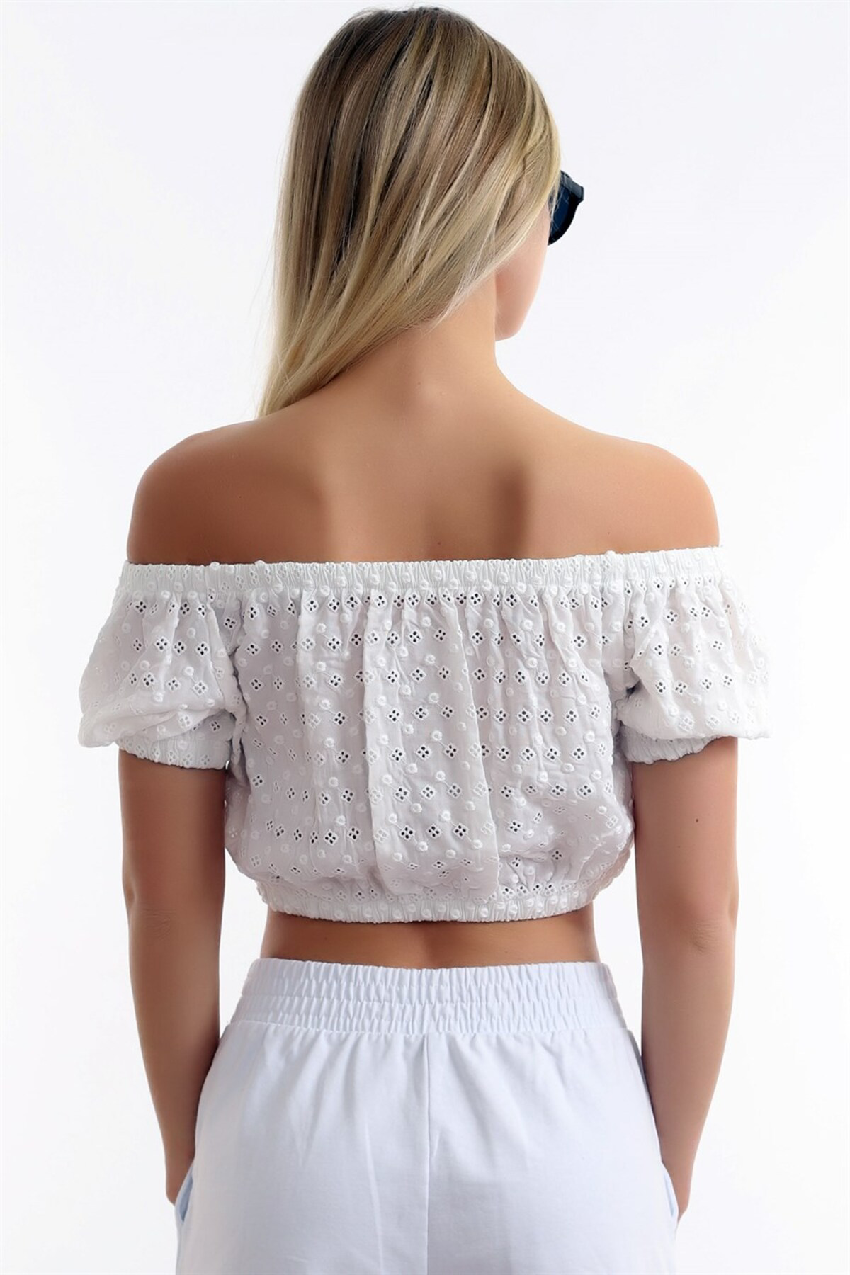 Madonna Yaka Omzu Düşük Crop Kısa Kol Güpürlü Bel Lastikli Crop B