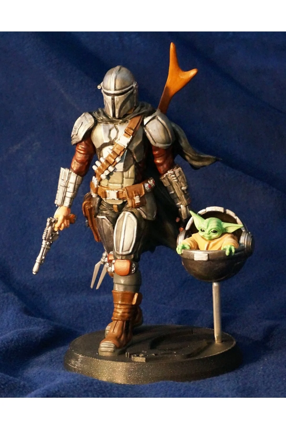 Mandalorian Ve Bebek Yoda Star Wars Boyalı Figür 26 Cm (DEV BOY)