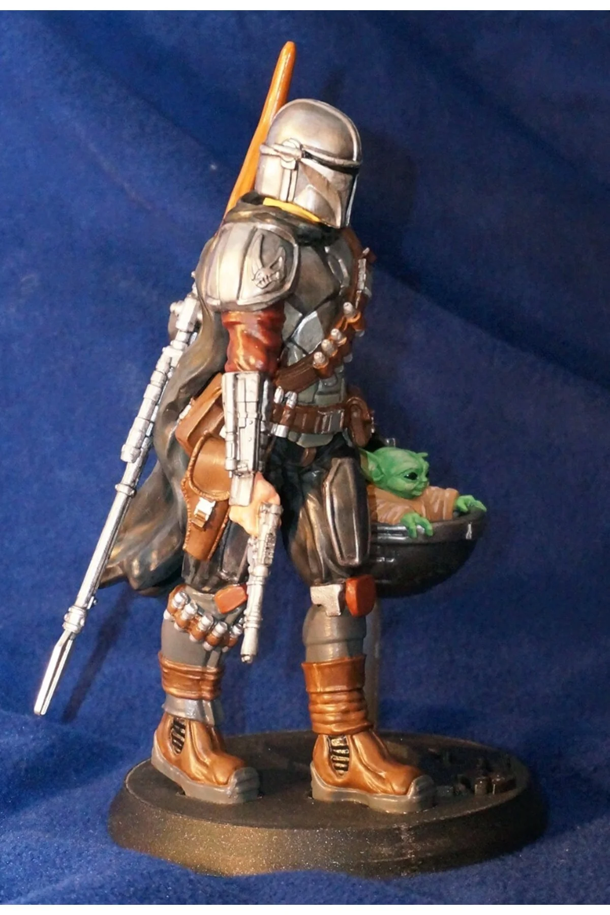 Mandalorian Ve Bebek Yoda Star Wars Boyalı Figür 26 Cm (DEV BOY)