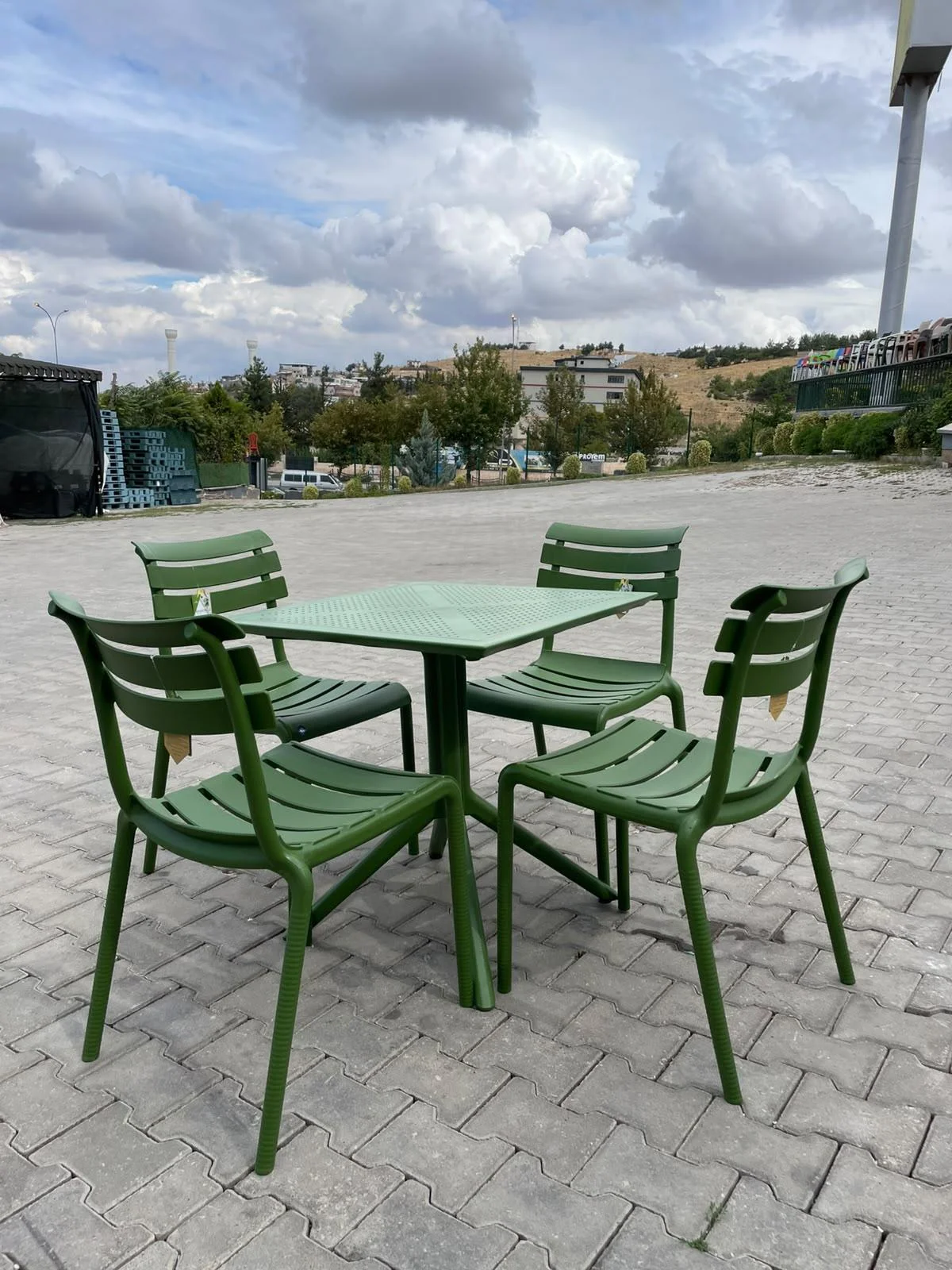 Mandella Cros Sandalye 70x70 Sorti Bee Masa Yeşil Mandella Cros Sandalye 70x70 Sorti Bee Masa Yeşil
