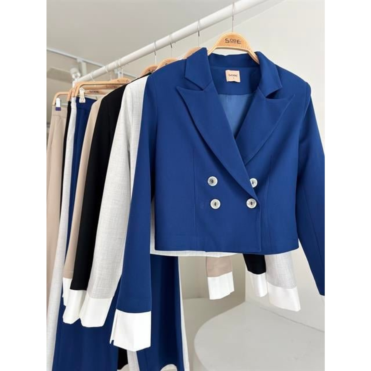 Manşetleri Garnili Kruvaze Ceketli Takım