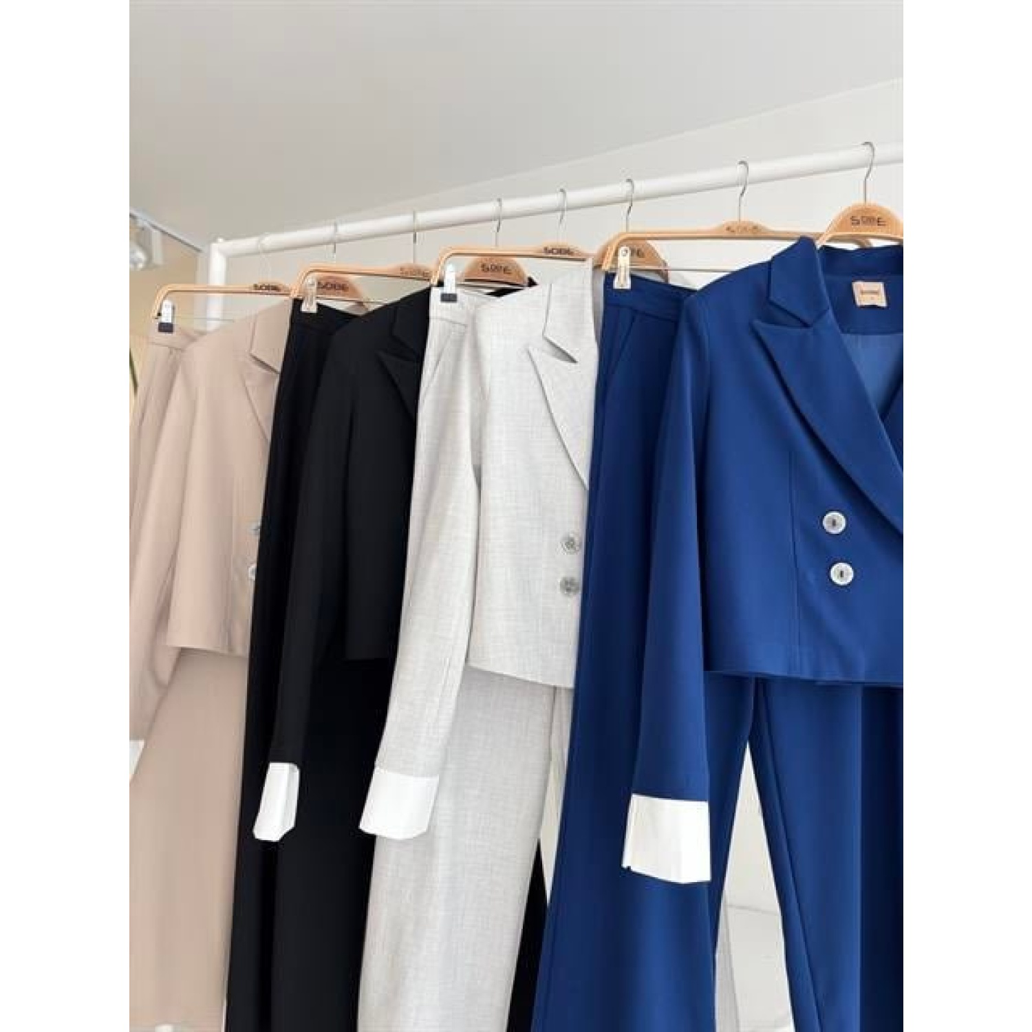 Manşetleri Garnili Kruvaze Ceketli Takım