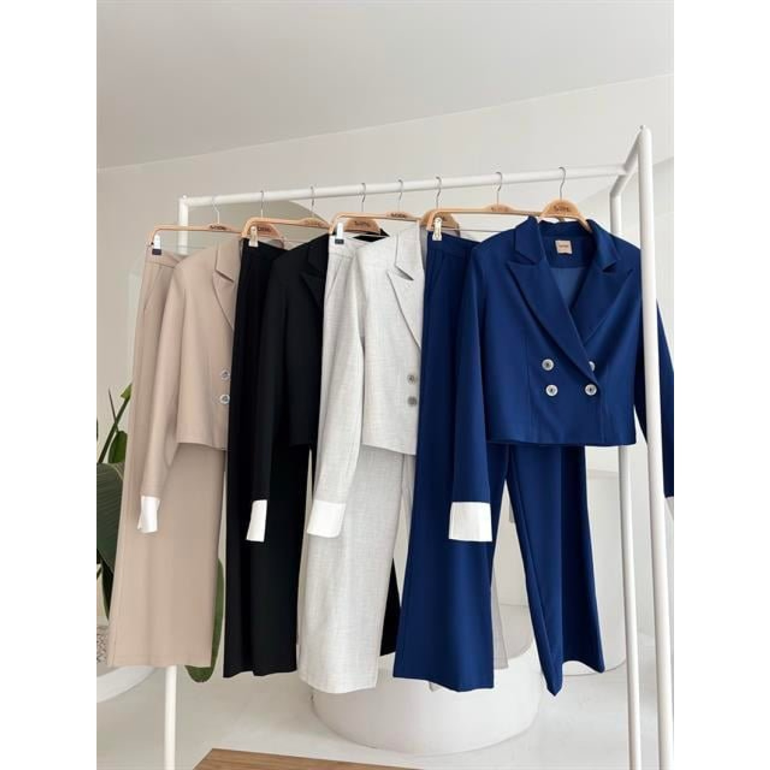 Manşetleri Garnili Kruvaze Ceketli Takım