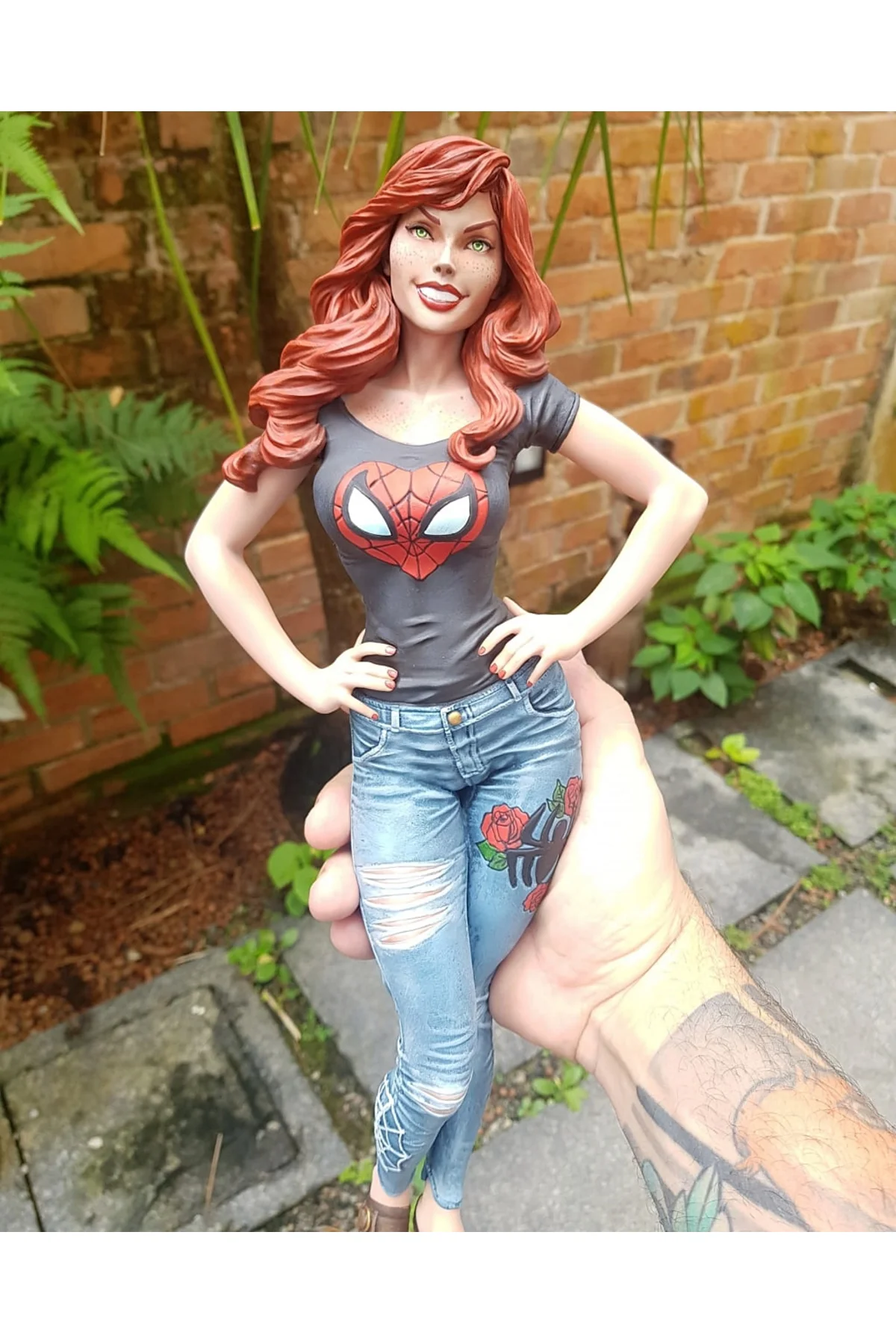Mary Jane Keyfi Yerinde Spiderman Boyalı Figür 25 CM (BÜYÜK BOY)