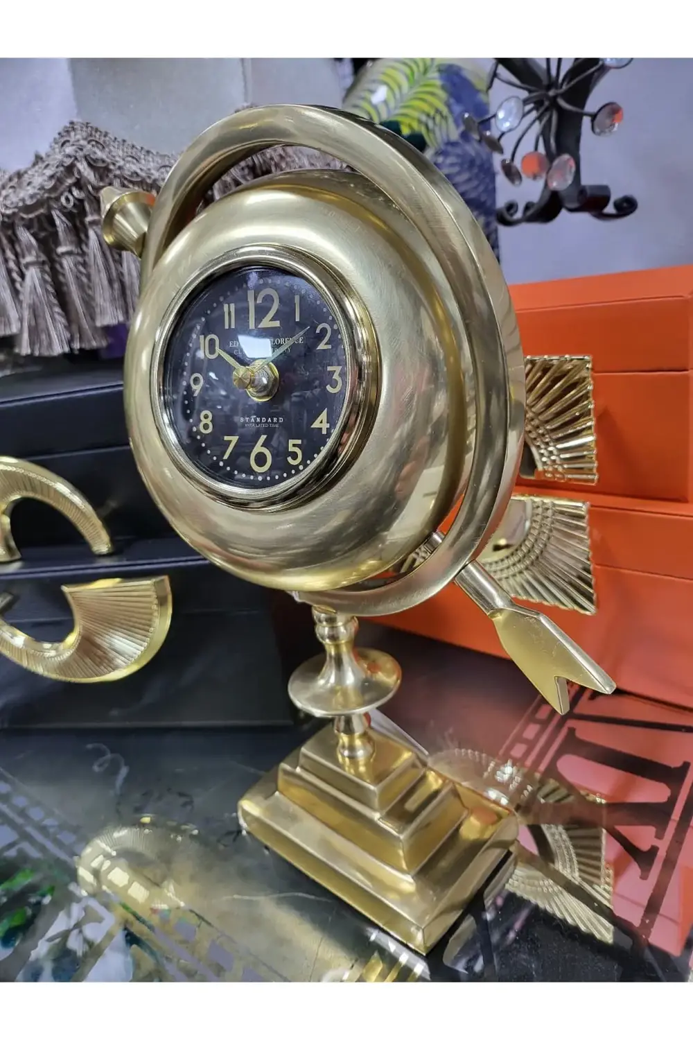 Matte Gold Lüx Ok Figürlü Masa Saati 30X28