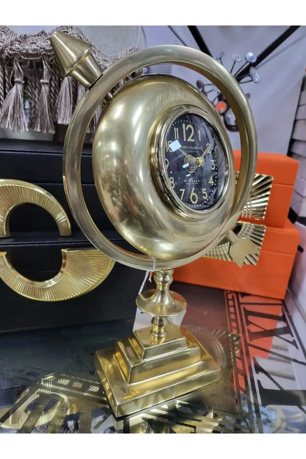 Matte Gold Lüx Ok Figürlü Masa Saati 30X28