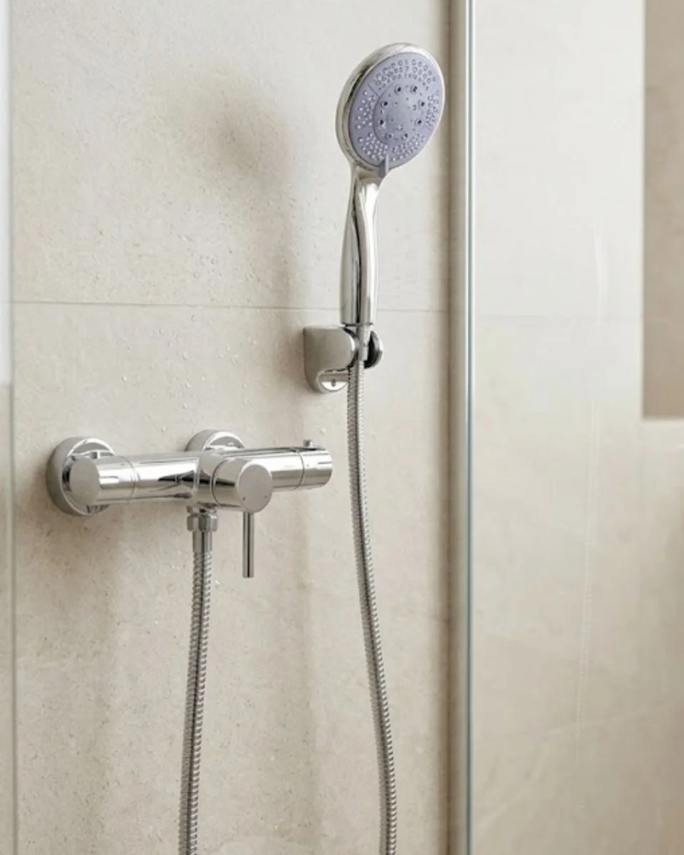 Mavi 4 Fonksiyonlu El Duşu Başlığı Seti: Spiral Hortum ve Duş Askısı ile Konforlu Banyo Deneyimi