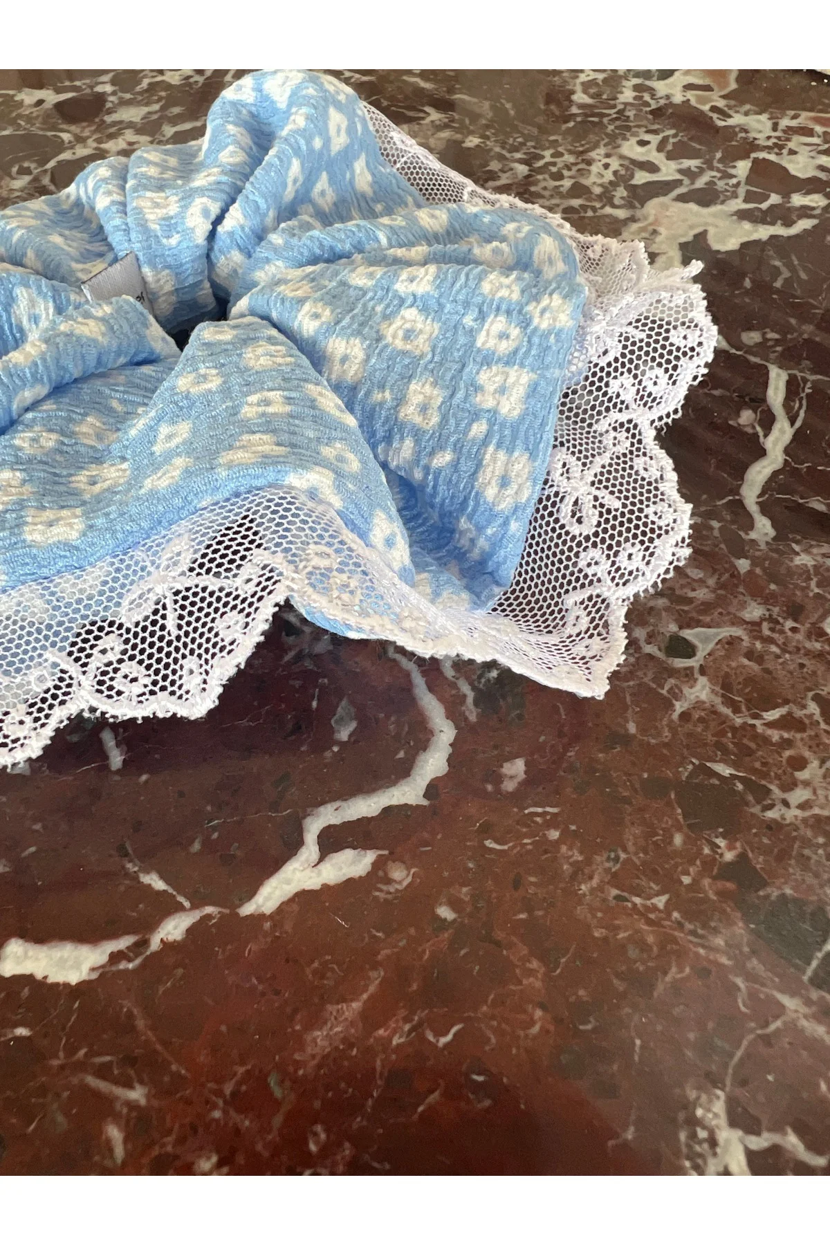 Mavi Beyaz Çicekli Beyaz Dantelli Scrunchie Lastik Toka
