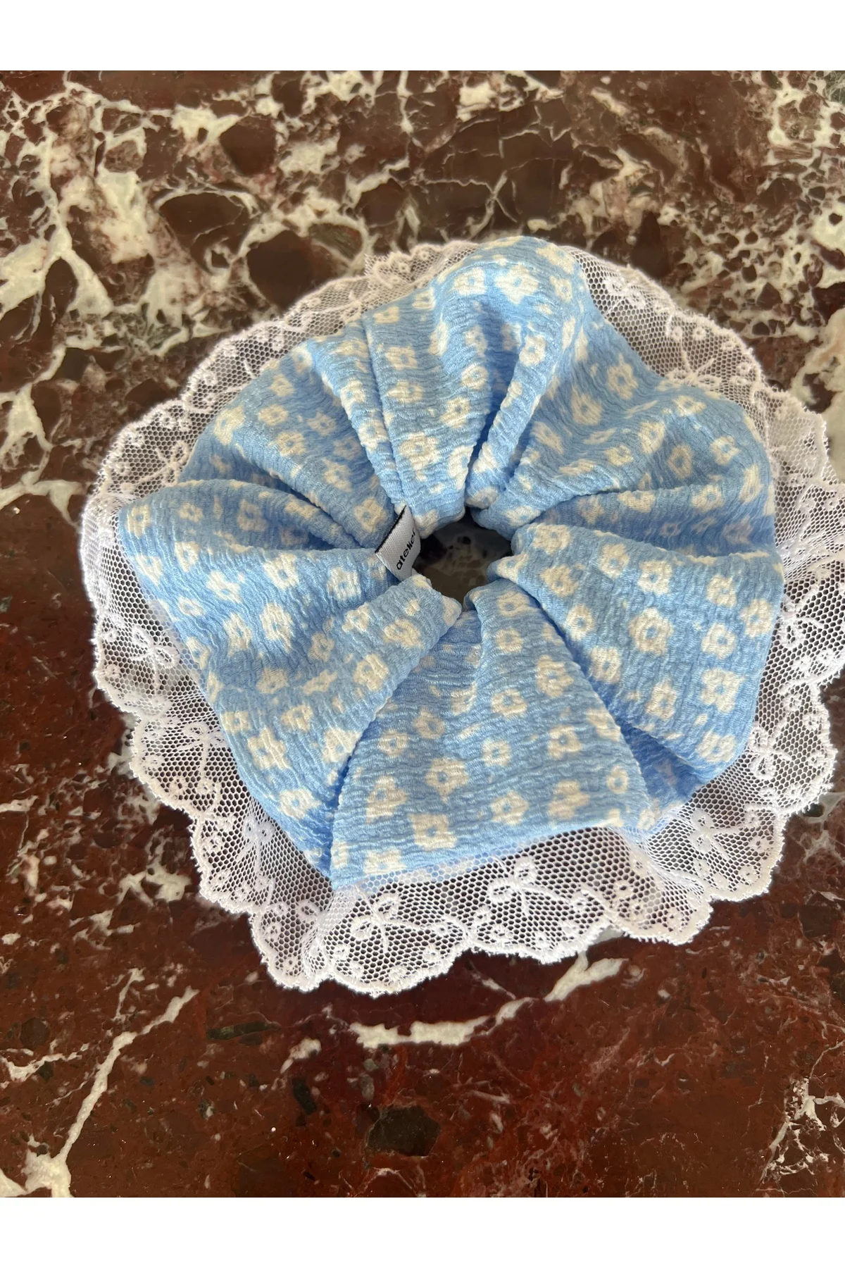 Mavi Beyaz Çicekli Beyaz Dantelli Scrunchie Lastik Toka