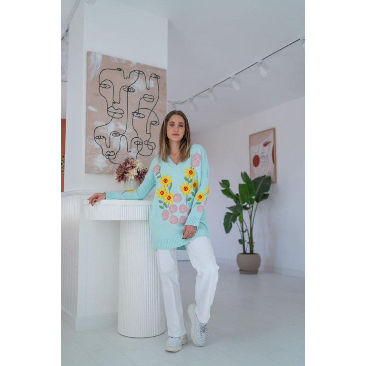 Mavi Çiçek Nakışlı Kazak