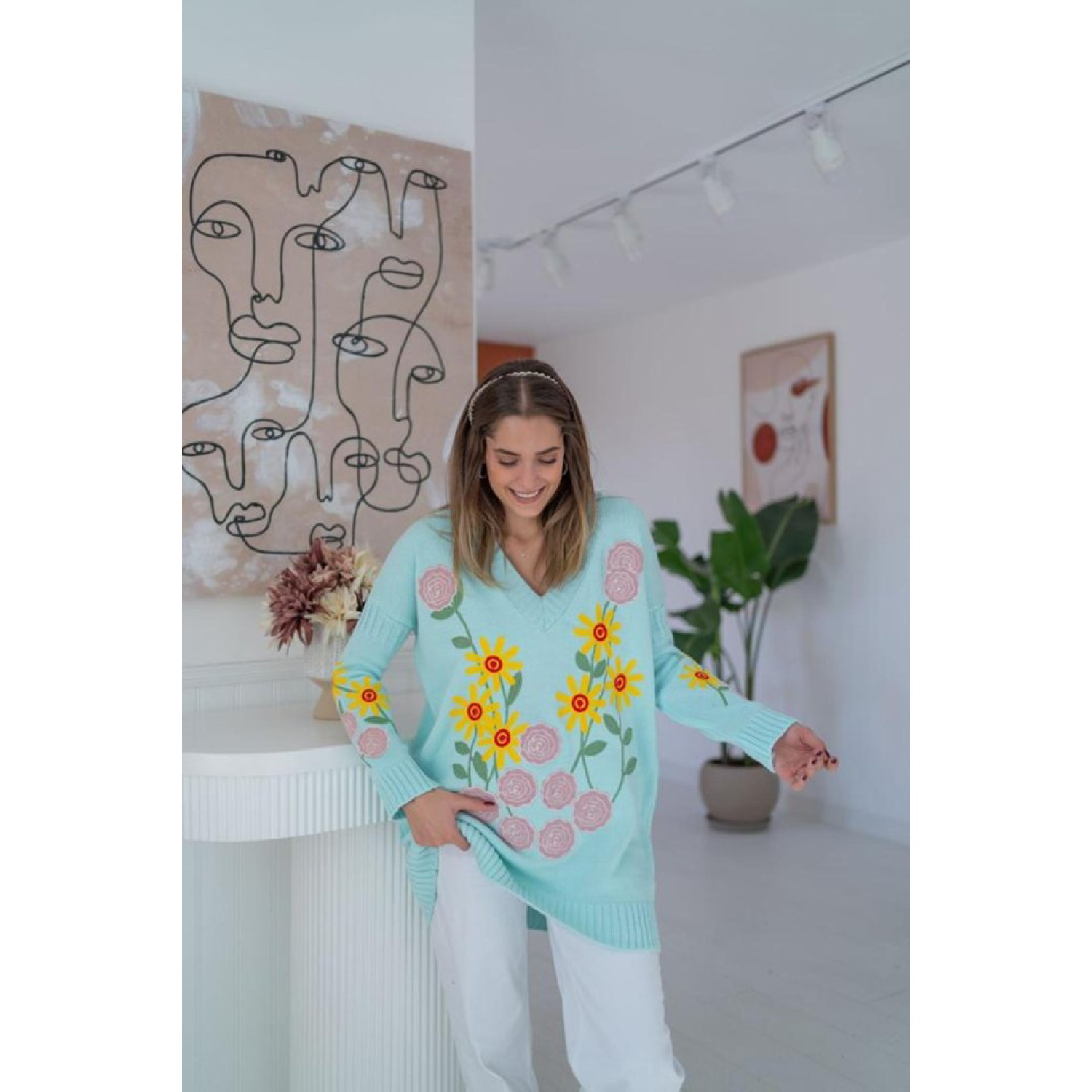 Mavi Çiçek Nakışlı Kazak