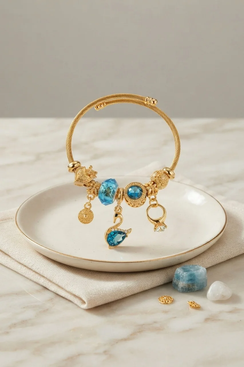 Mavi Kuğu Model Gold Renk Charmlı Bileklik - Lisinya Diğer