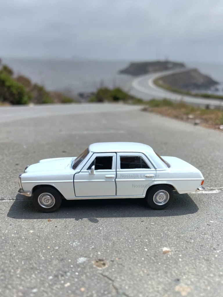 Mavi Mercedes Benz 220 Diecast Çek Bırak Model Araba