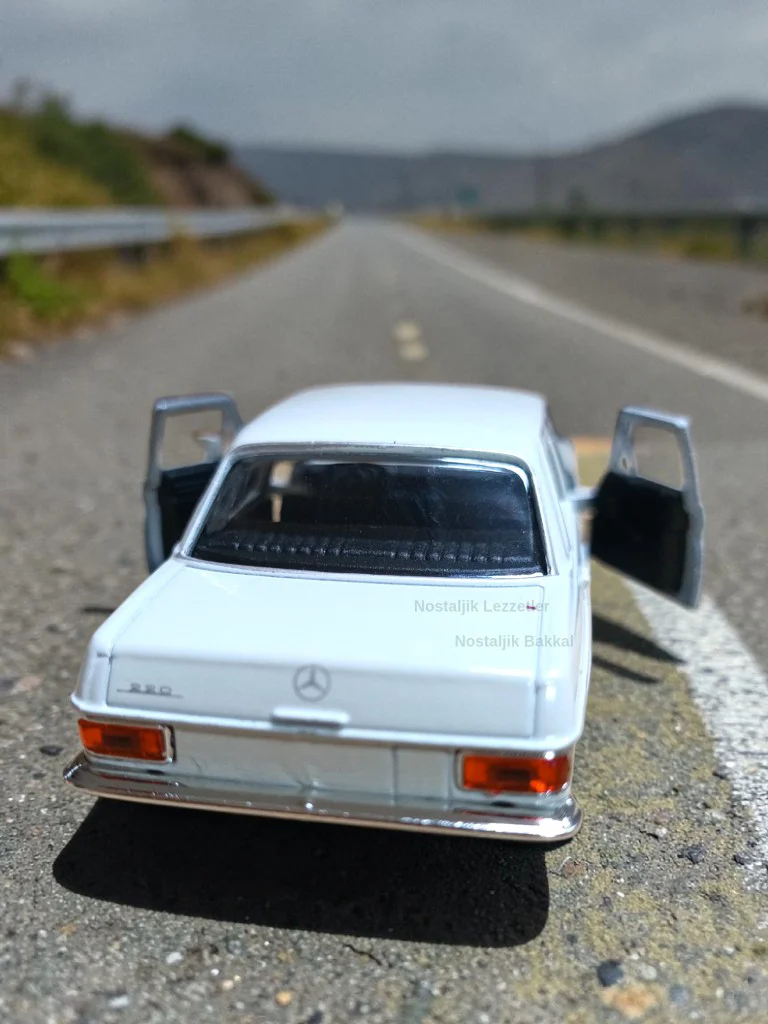 Mavi Mercedes Benz 220 Diecast Çek Bırak Model Araba