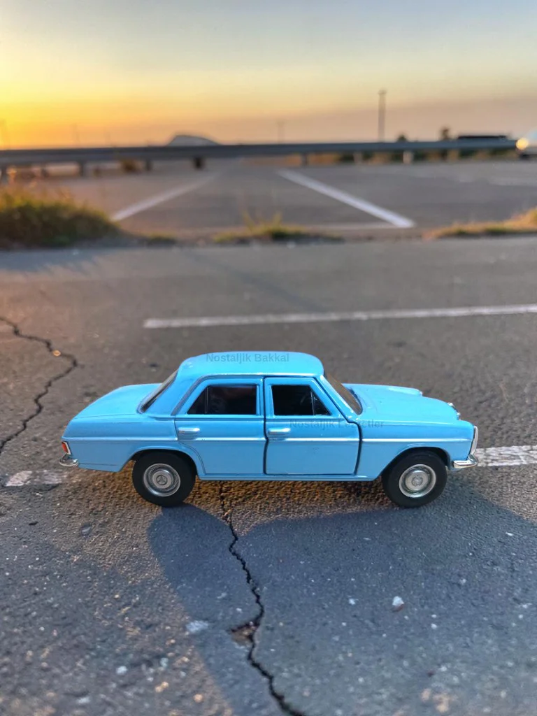 Mavi Mercedes Benz 220 Diecast Çek Bırak Model Araba Mavi Mercedes Benz 220 Diecast Çek Bırak Model Araba