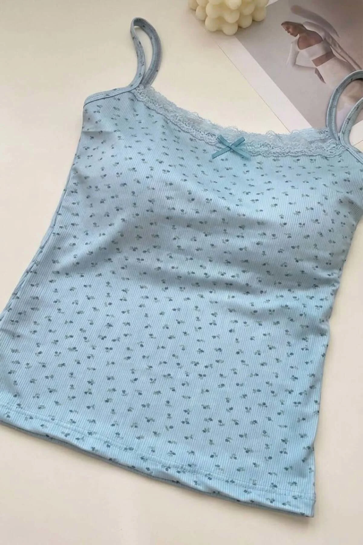 Mavi Minik Fiyonk Ve Çiçek Desenli Y2K Destekli Askılı Crop Mavi Minik Fiyonk Ve Çiçek Desenli Y2K Destekli Askılı Crop