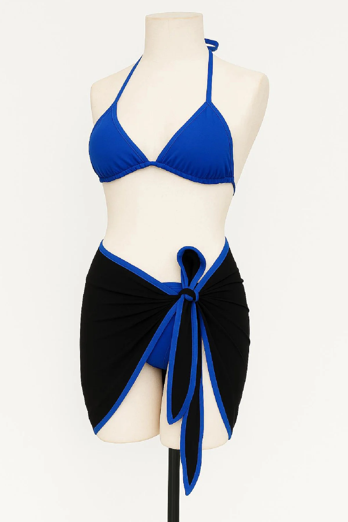 Mavi Pareolu Yandan ve Boyundan Bağlamalı 3'lü Bikini Takımı Mavi Pareolu Yandan ve Boyundan Bağlamalı 3'lü Bikini Takımı