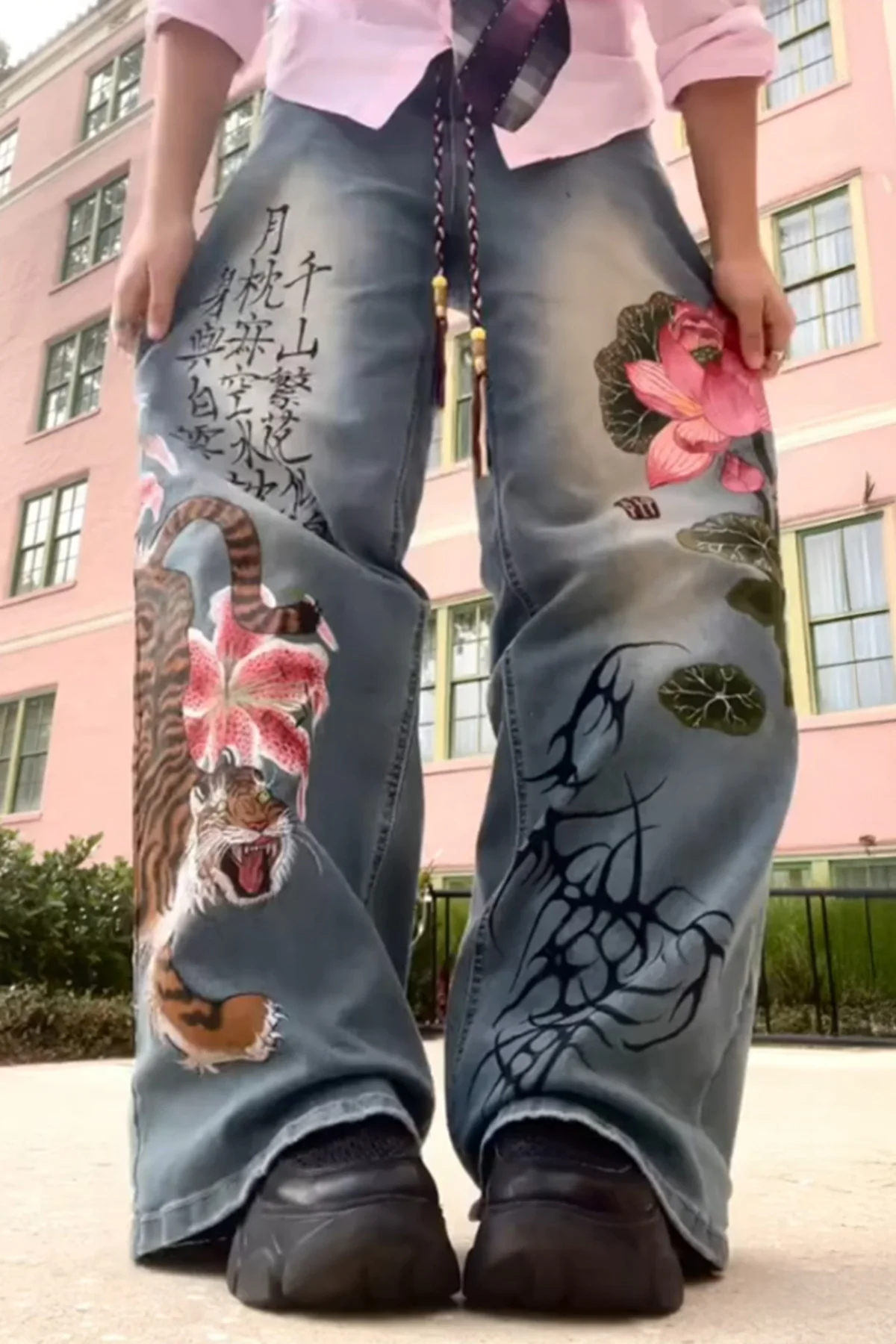 Mavi Yıkama Kanji ve Lotus Baskılı Grunge Y2K Unisex Baggy Pantol Mavi Yıkama Kanji ve Lotus Baskılı Grunge Y2K Unisex Baggy Pantol