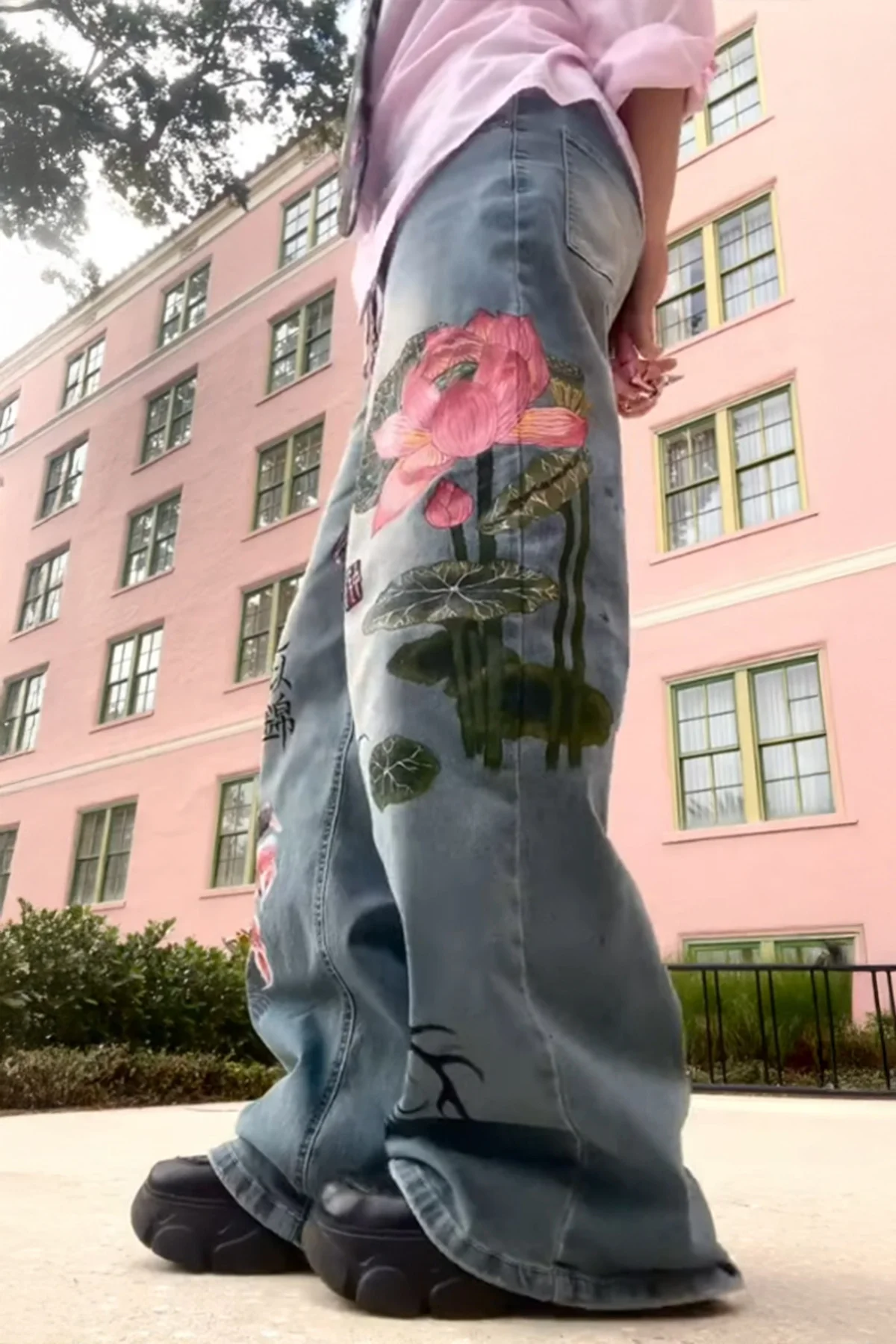 Mavi Yıkama Kanji ve Lotus Baskılı Grunge Y2K Unisex Baggy Pantol Mavi Yıkama Kanji ve Lotus Baskılı Grunge Y2K Unisex Baggy Pantol