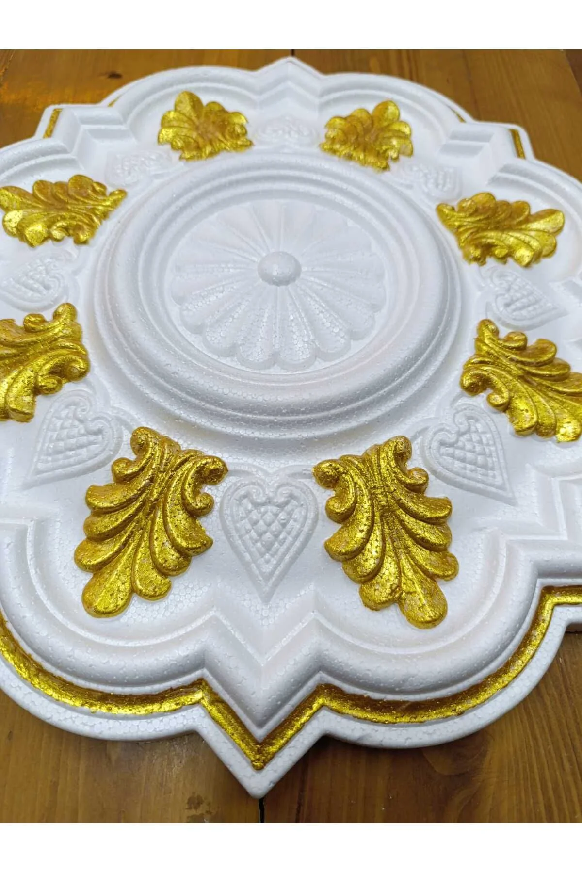 MENEKŞE DESENLİ METALİK BOYALI TAVAN GÖBEĞİ 40 cm - ALTIN (Gold) 