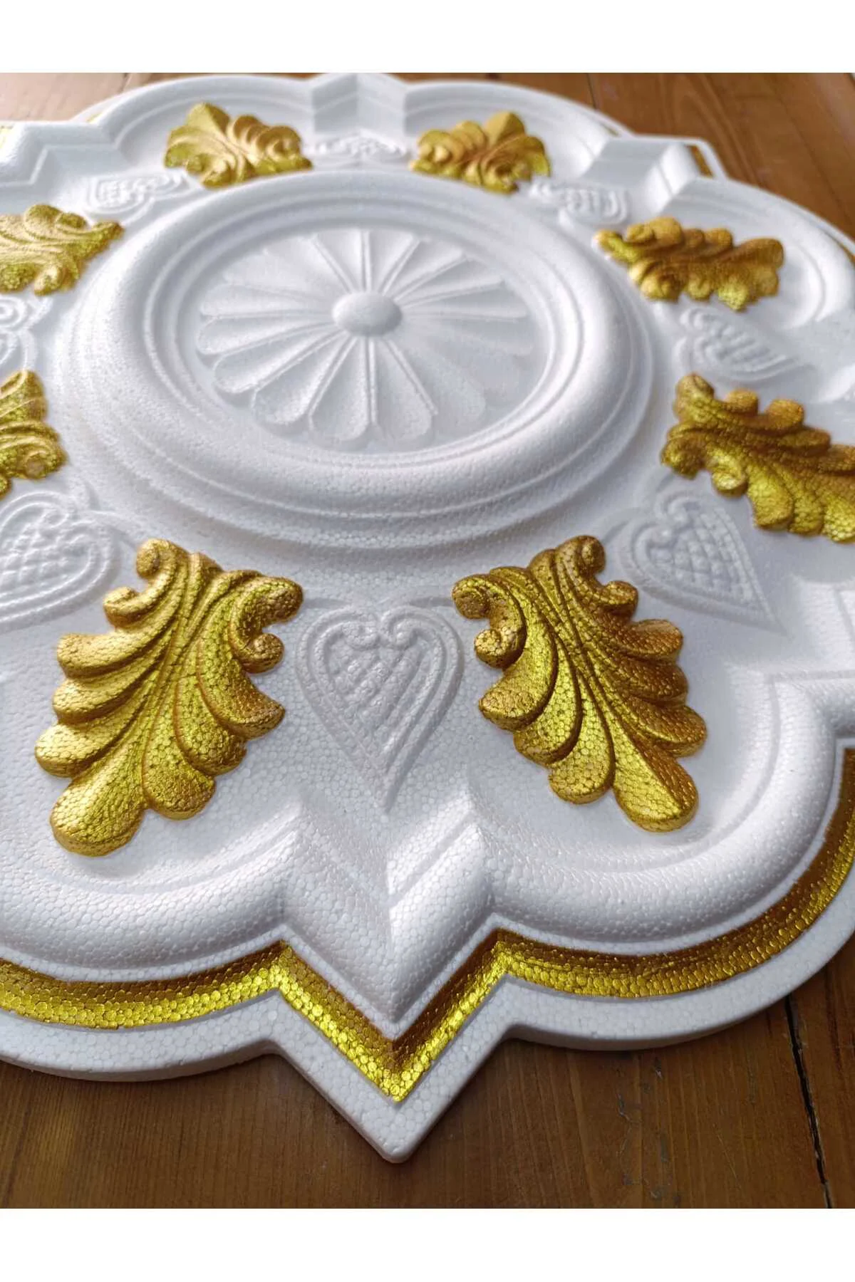 MENEKŞE DESENLİ METALİK BOYALI TAVAN GÖBEĞİ 50 cm - ALTIN (Gold) 