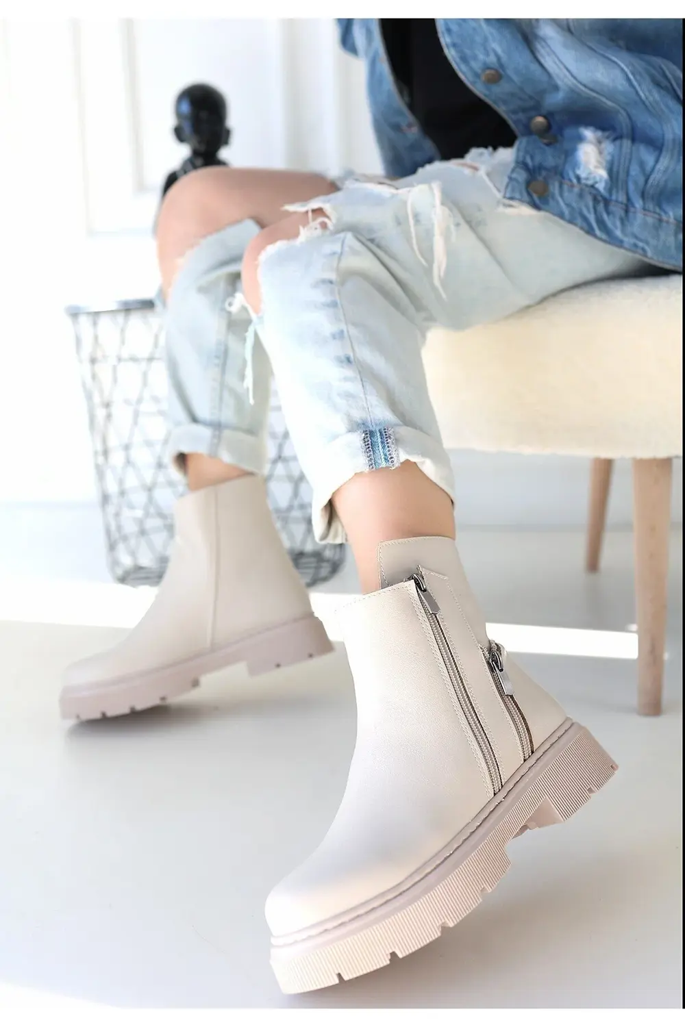 Menta Bej Cilt Fermuar Aksesuarlı Bot