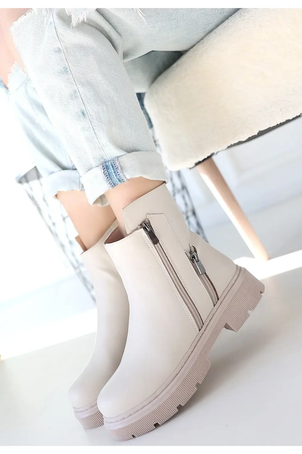 Menta Bej Cilt Fermuar Aksesuarlı Bot