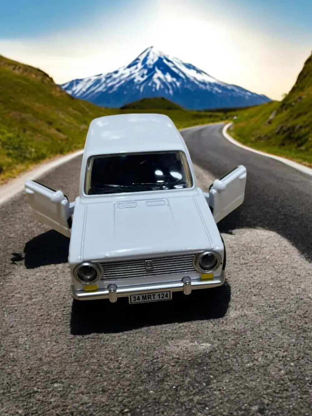 Metal Çek Bırak Murat 124 Araba Beyaz Sesli ve Işıklı ( 1/36 Ölçe