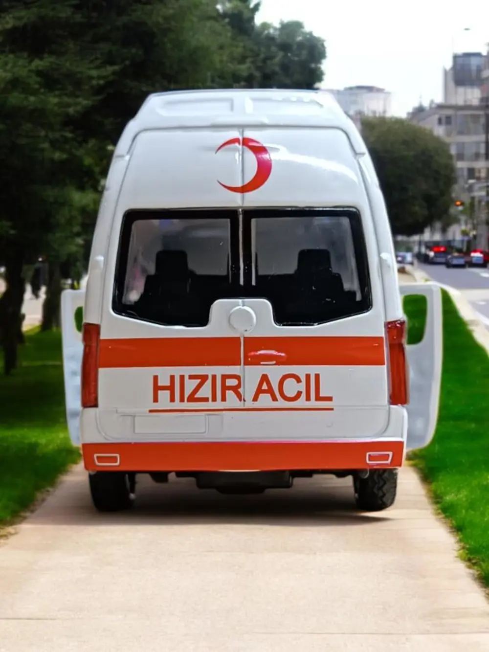 Metal Çek Bırak Sesli ve Işıklı Ambulans ( 1/36 Ölçek )
