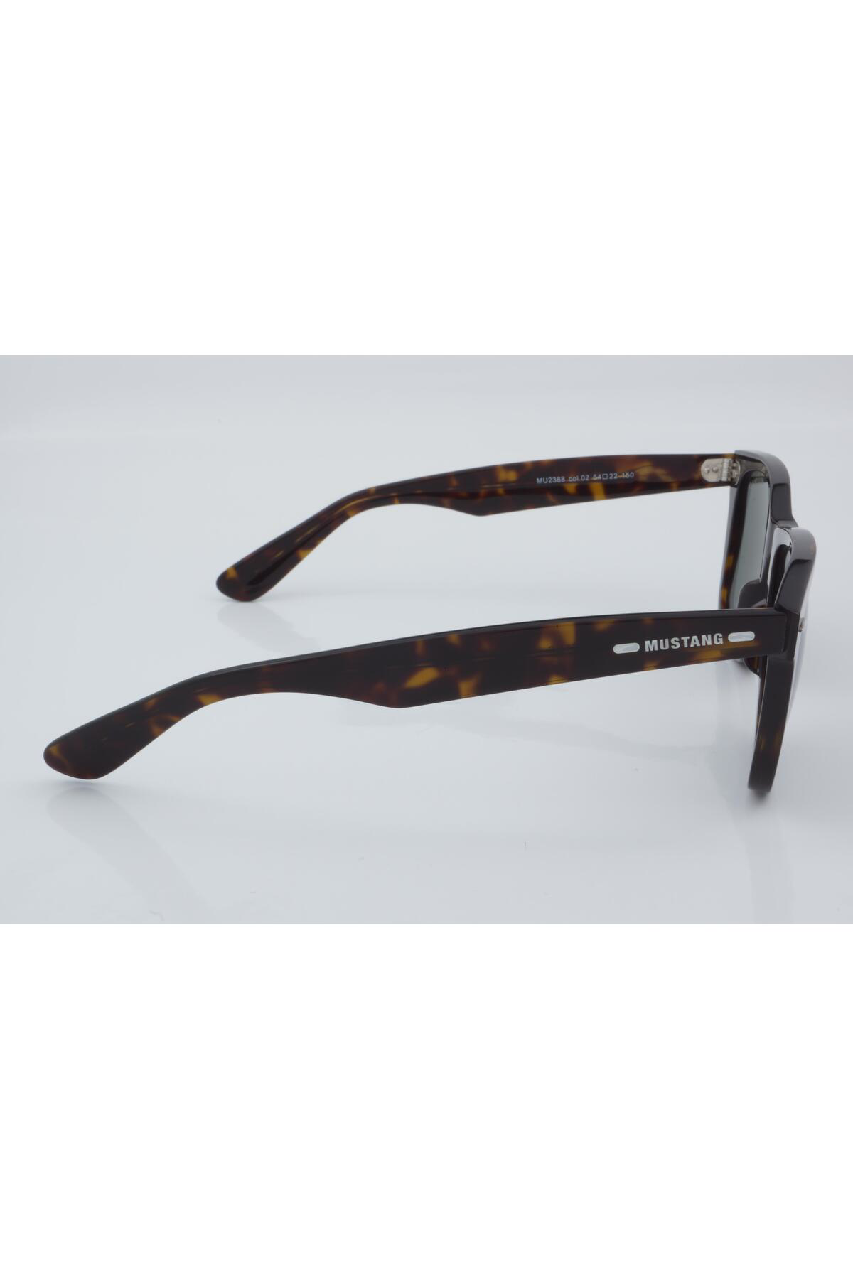 Metal çerçeve materyali ile dayanıklılığı ve şık bir görünümü bir