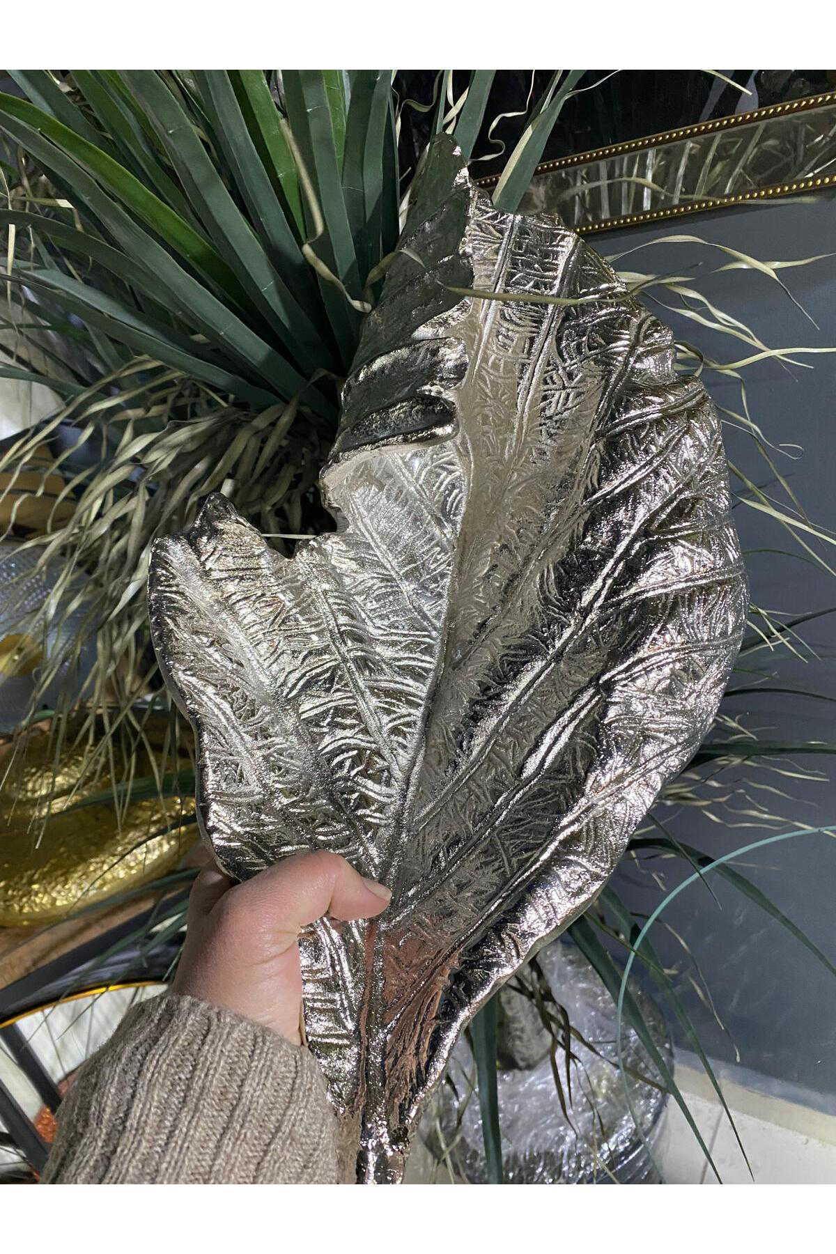 Metal Döküm Kıvrımlı Dekoratif Yaprak Tabak