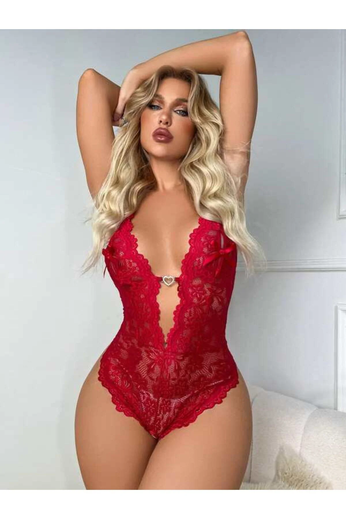 Metal Kalp Aksesuarlı Dantelli Kırmızı Body Metal Kalp Aksesuarlı Dantelli Kırmızı Body