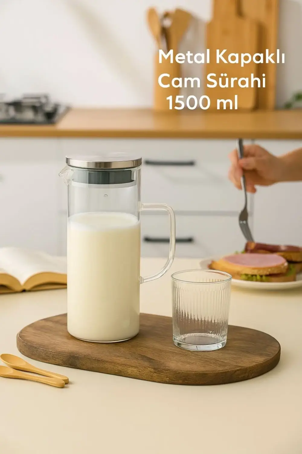 Metal Kapaklı Cam Sürahi 1500 ml – Isıya Dayanıklı Şeffaf Cam