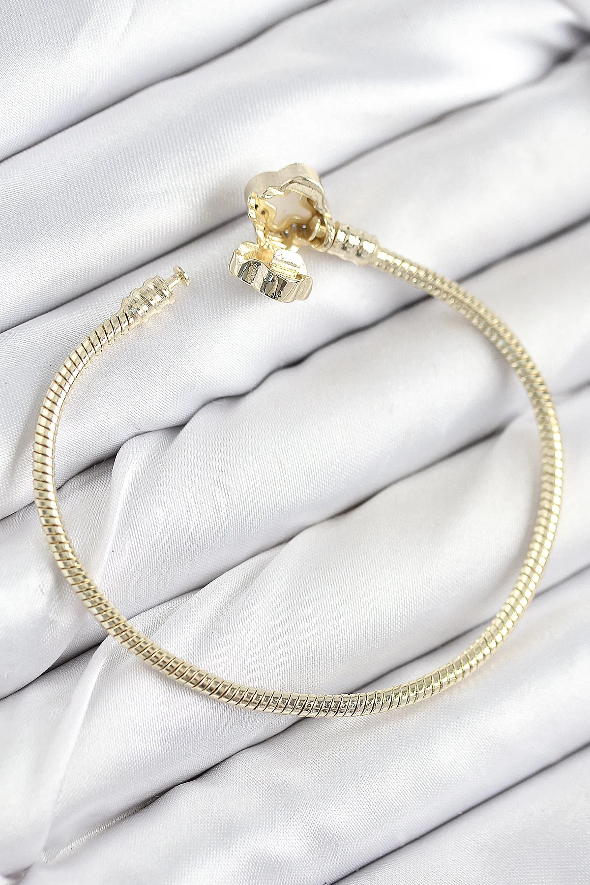 Mey İthalat® Pirinç Charm Zirkon Taşlı Yonca Model Gold Renk Kadı