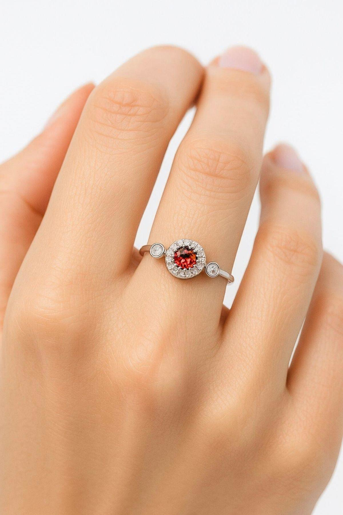 Minera Serisi 925 Ayar Gümüş Kırmızı Lal Zirkon Taşlı Yuvarlak Yü