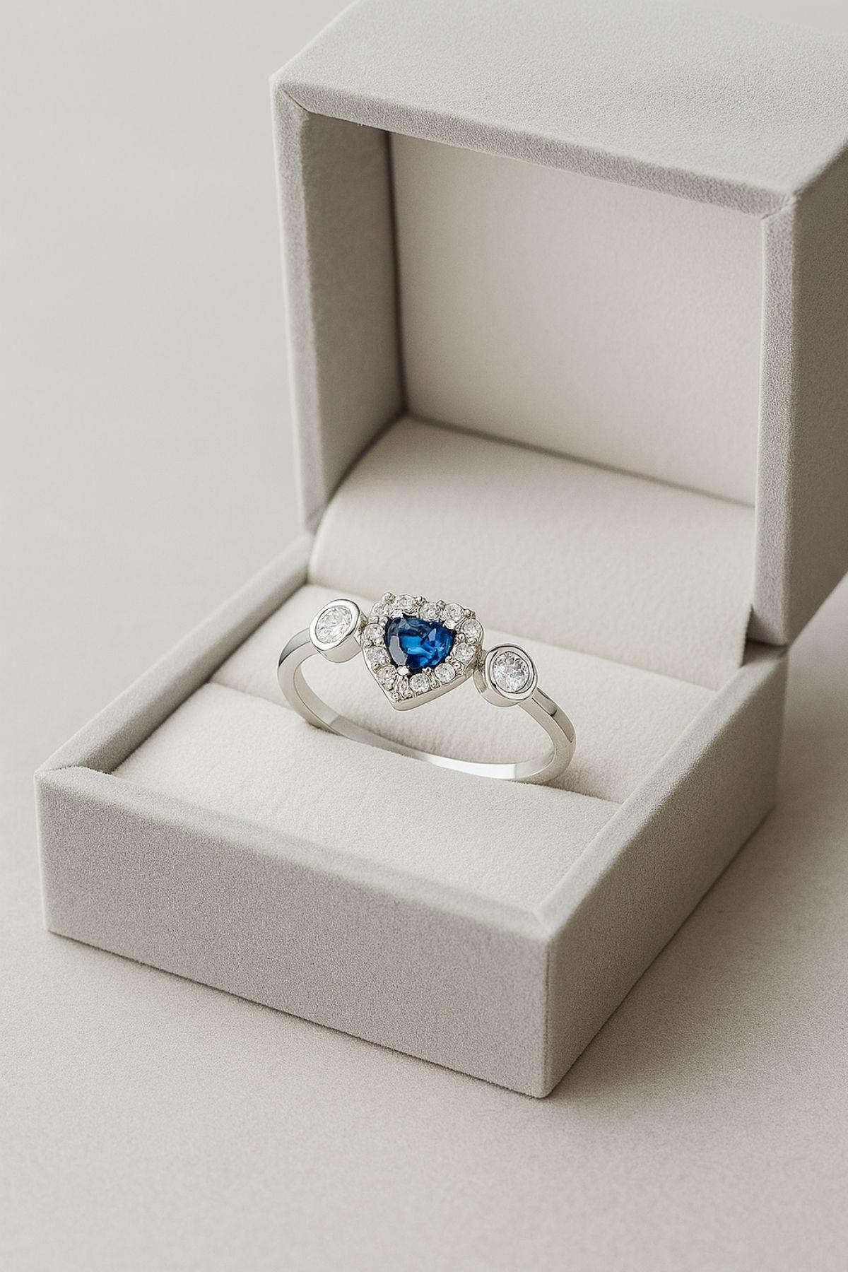 Minera Serisi Mavi Safir Zirkon Taşlı Kalp Gümüş Kadın Yüzük