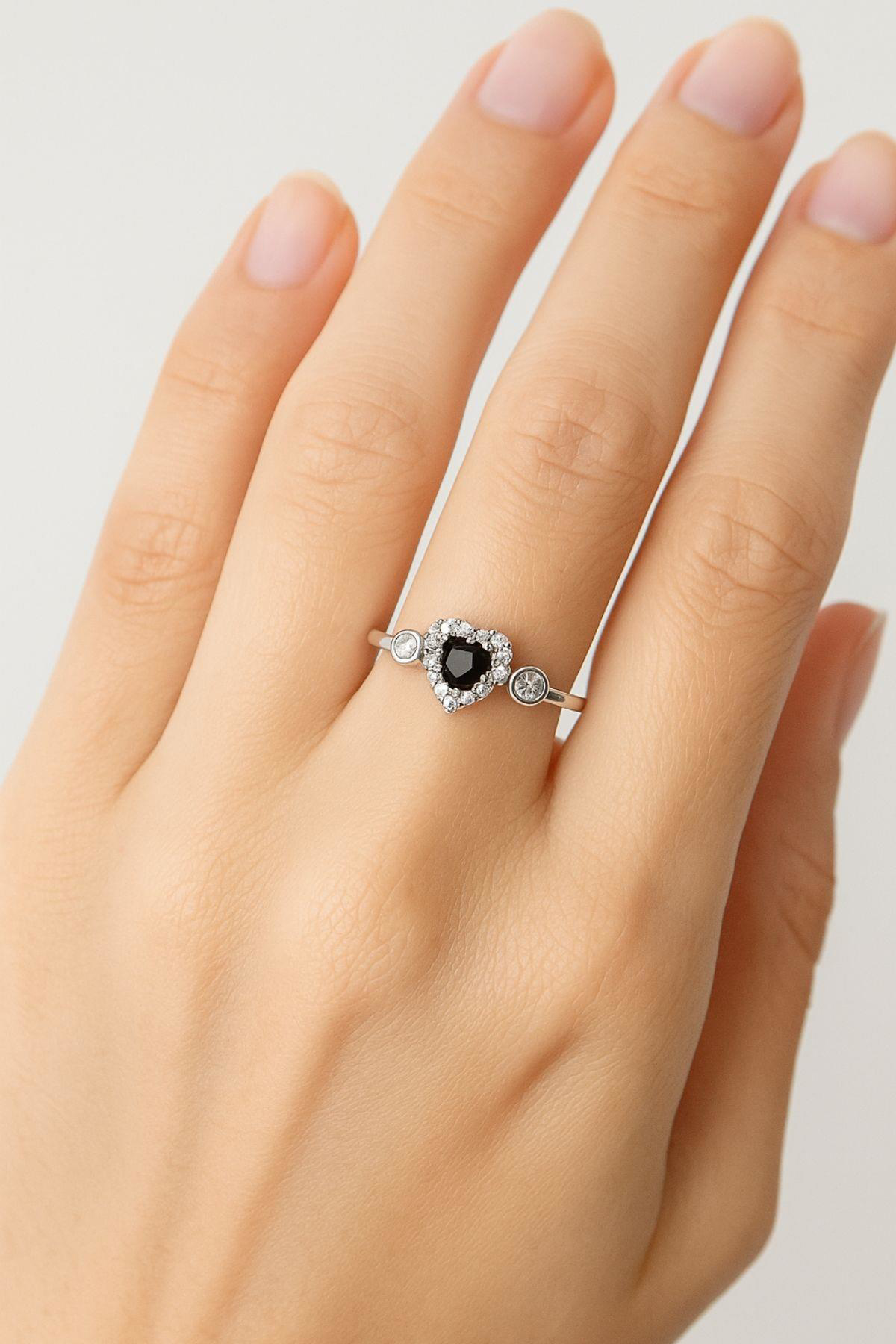 Minera Serisi Siyah Oniks Zirkon Taşlı Kalp Gümüş Kadın Yüzük