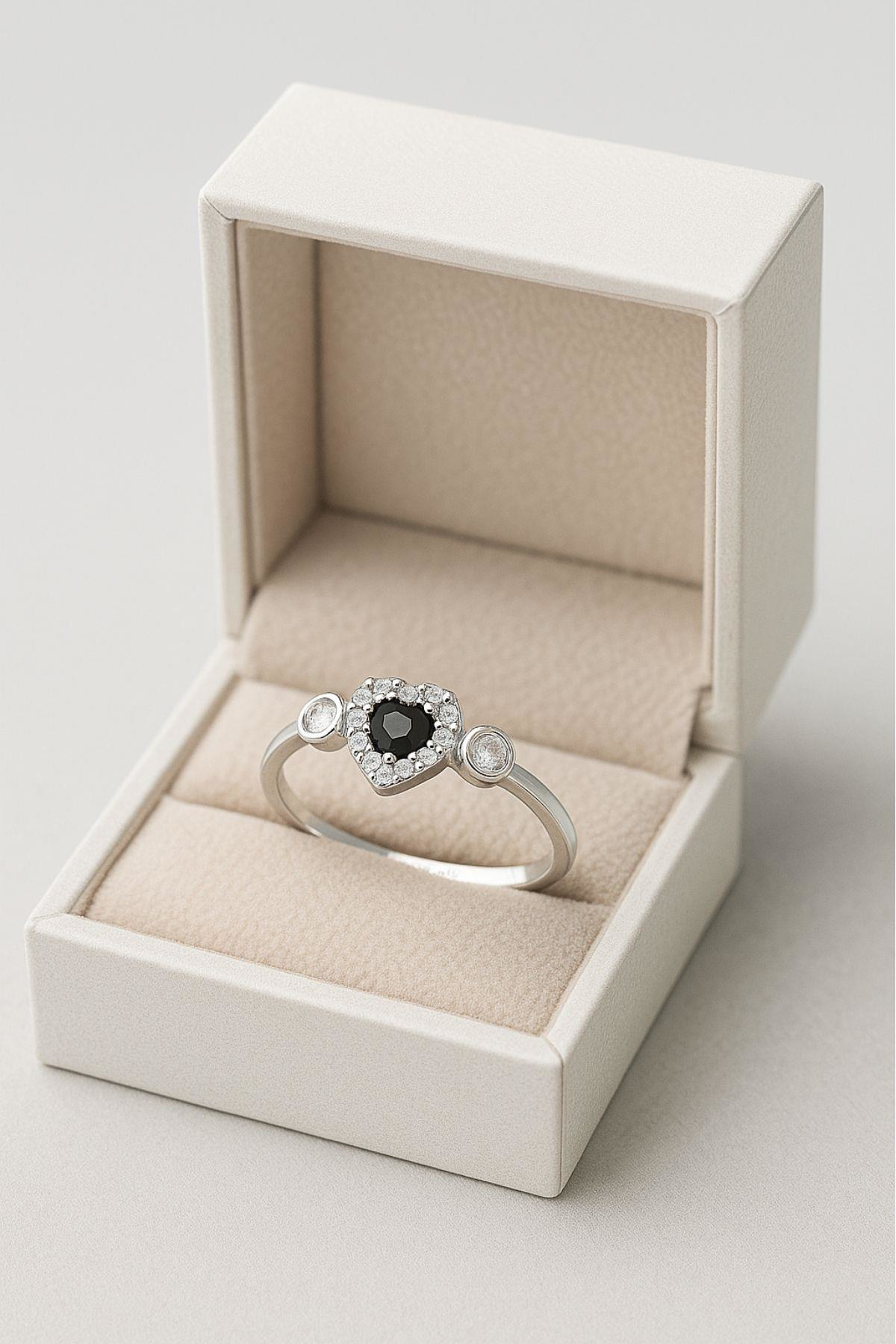 Minera Serisi Siyah Oniks Zirkon Taşlı Kalp Gümüş Kadın Yüzük