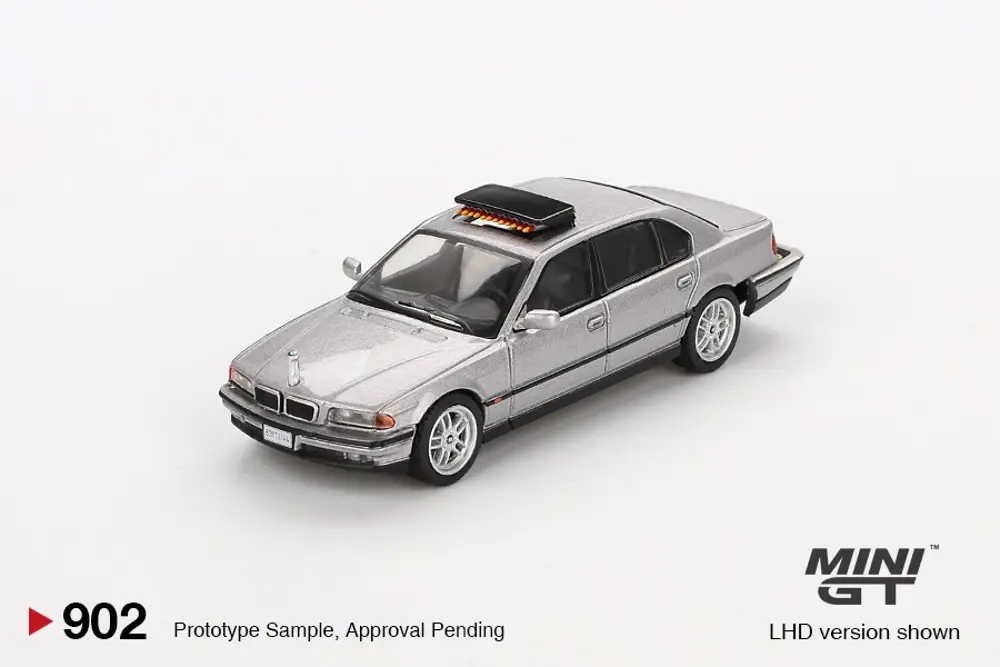 Mini GT BMW 750IL "Tomorrow Never Dies" BL 902