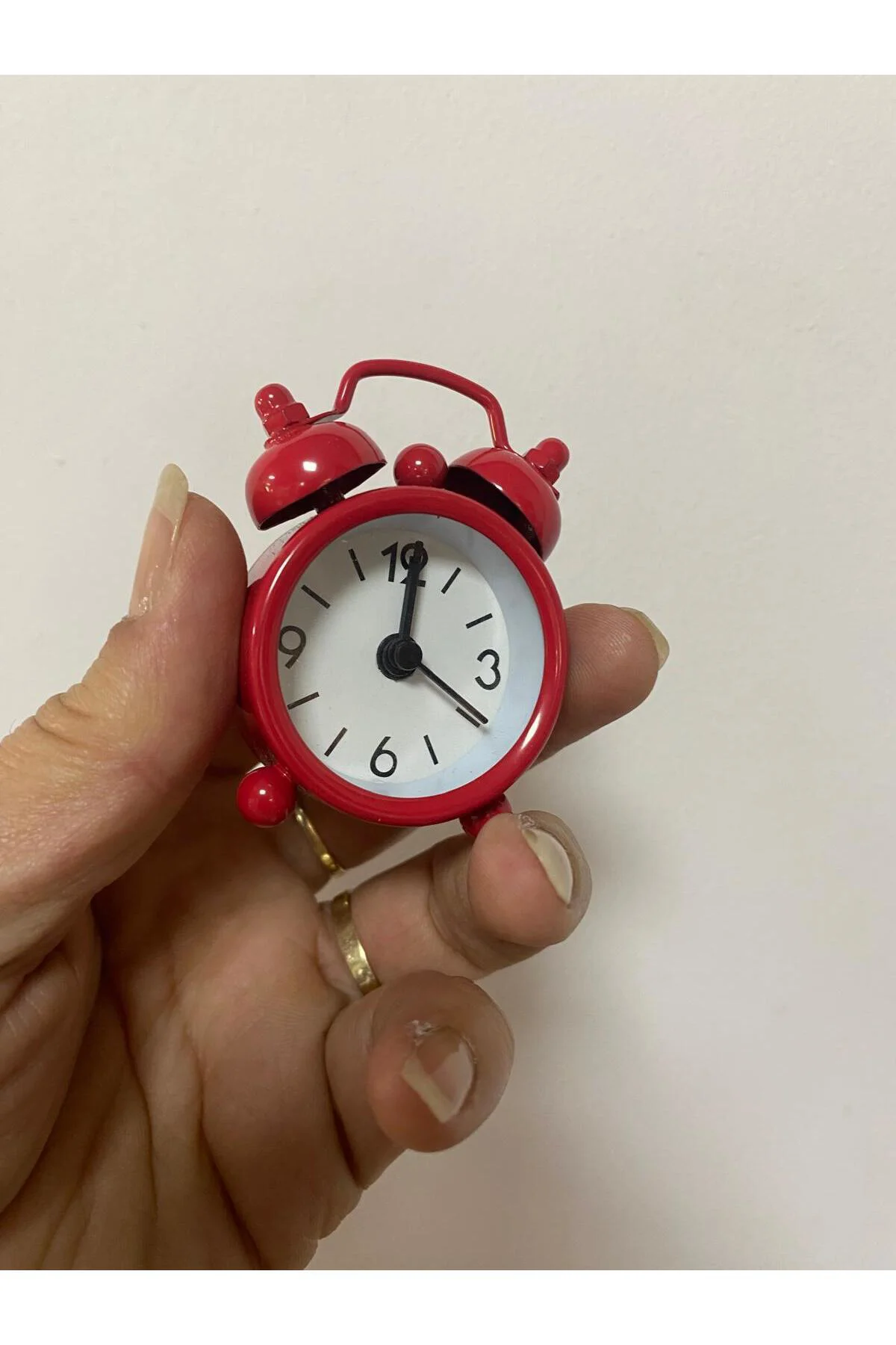 Mini Retro Çalar Saat | Alarm Özellikli Dekoratif Masa Saati 8 x 6 cm Mini Retro Çalar Saat | Alarm Özellikli Dekoratif Masa Saati 8 x 6 cm