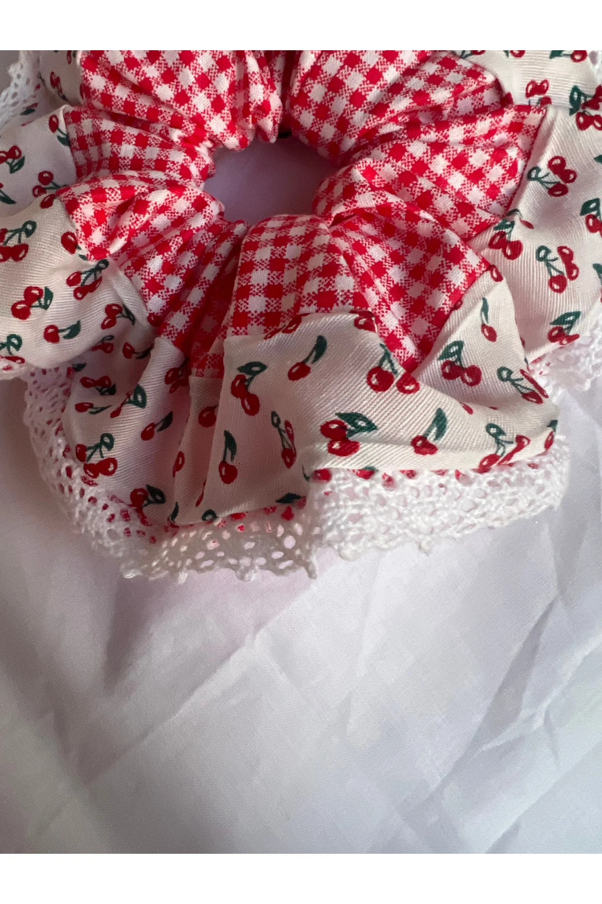 Minik Kirazlı Pötikare Dantel Detaylı Scrunchie Toka Lastik Toka