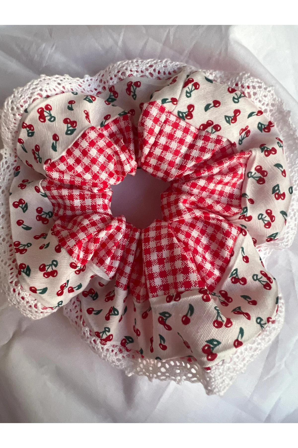 Minik Kirazlı Pötikare Dantel Detaylı Scrunchie Toka Lastik Toka