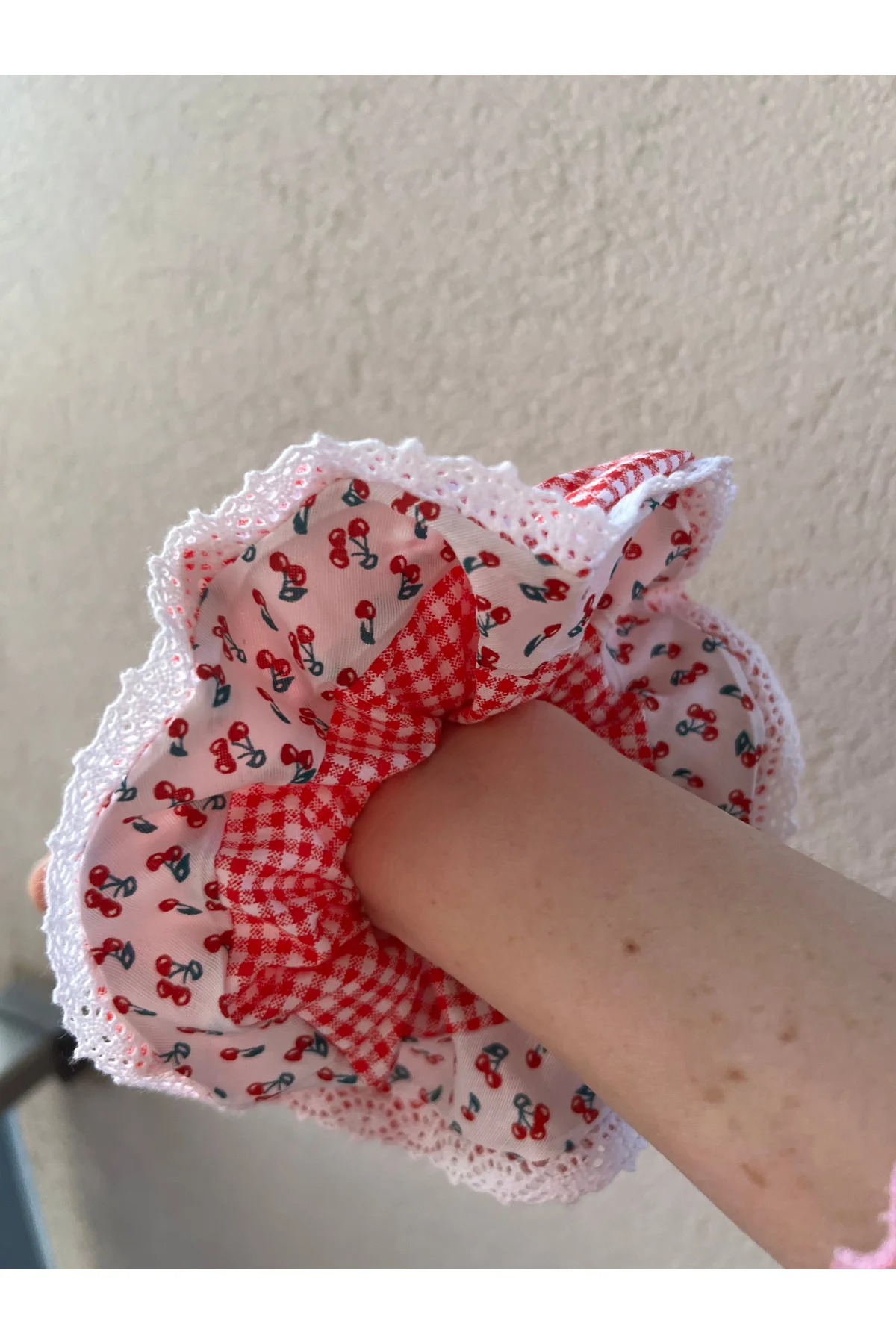Minik Kirazlı Pötikare Dantel Detaylı Scrunchie Toka Lastik Toka