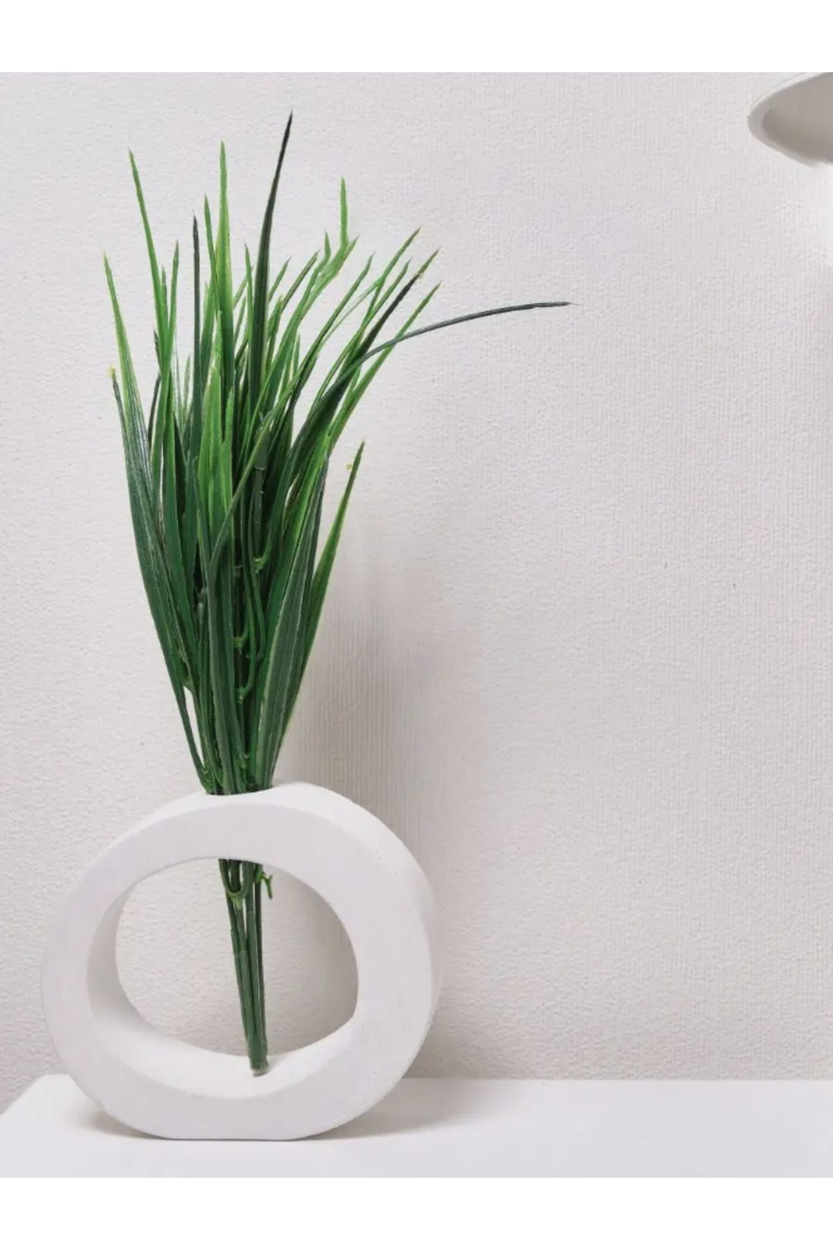 Minimalist Halka Formunda Dekoratif Beton Vazo – Şıklık ve Modern