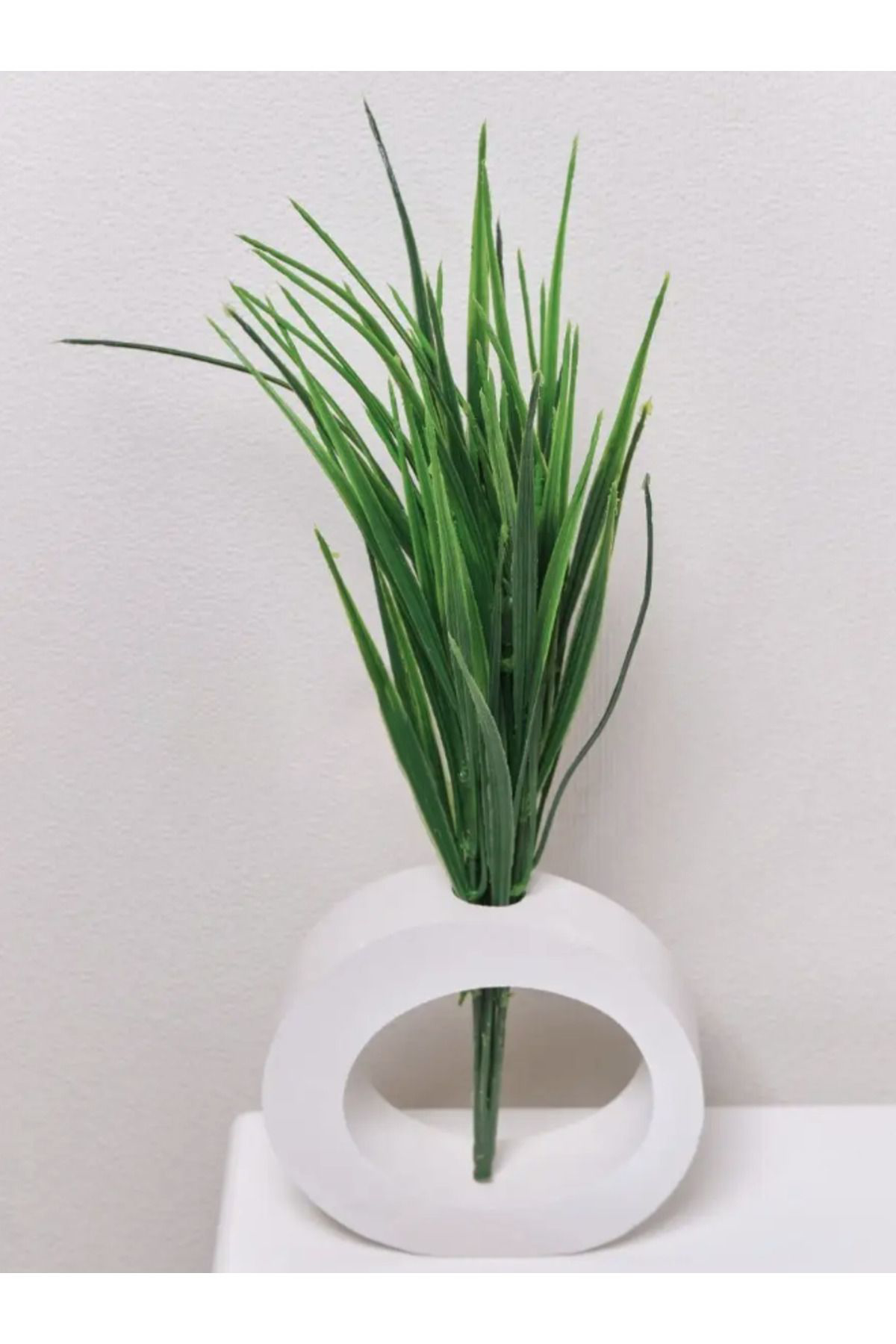 Minimalist Halka Formunda Dekoratif Beton Vazo – Şıklık ve Modern
