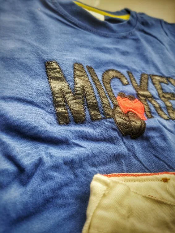 MODAVALS MICKEY APLİKELİ DERİ DETAYLI BOYUNLUKLU BEYAZ KOT ŞORTLU