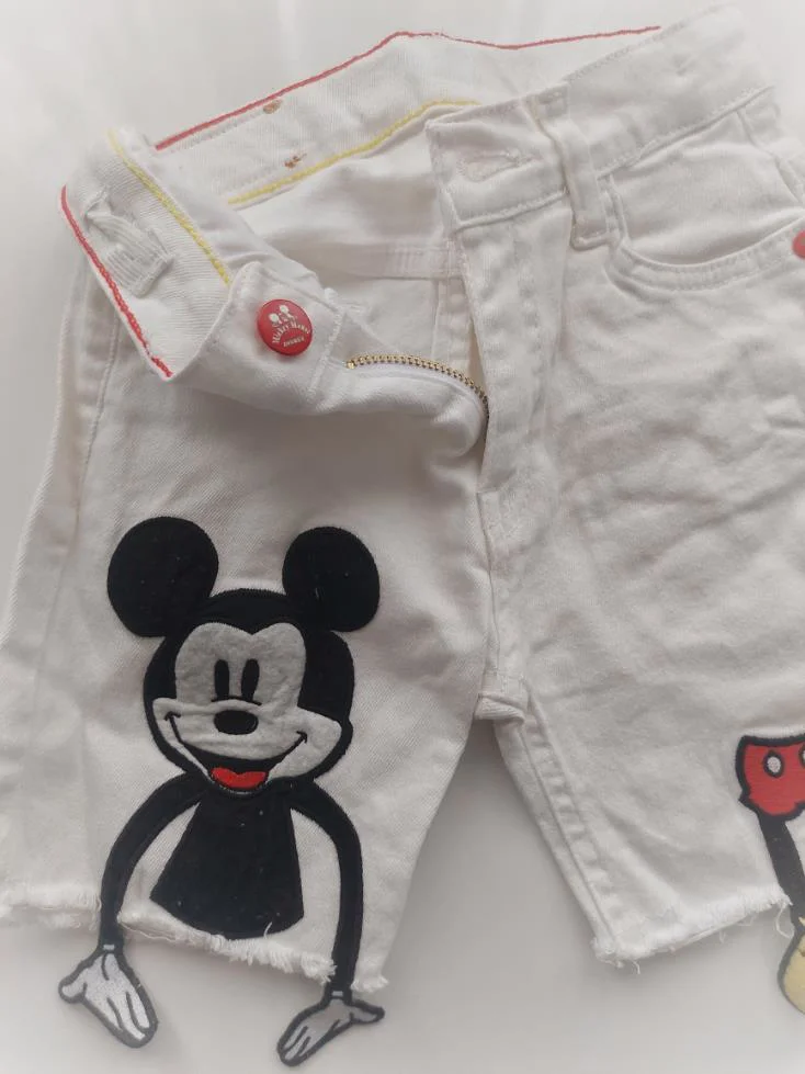 MODAVALS MICKEY APLİKELİ DERİ DETAYLI BOYUNLUKLU BEYAZ KOT ŞORTLU