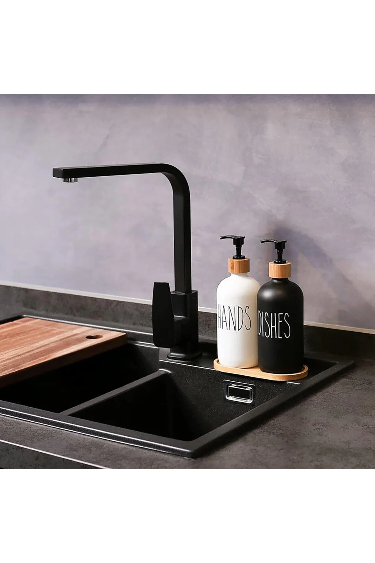 Modern Banyo ve Mutfak Seti, Siyah ve Beyaz Cam Sabunluk ve Deterjan Şişesi, Bambu Kapak