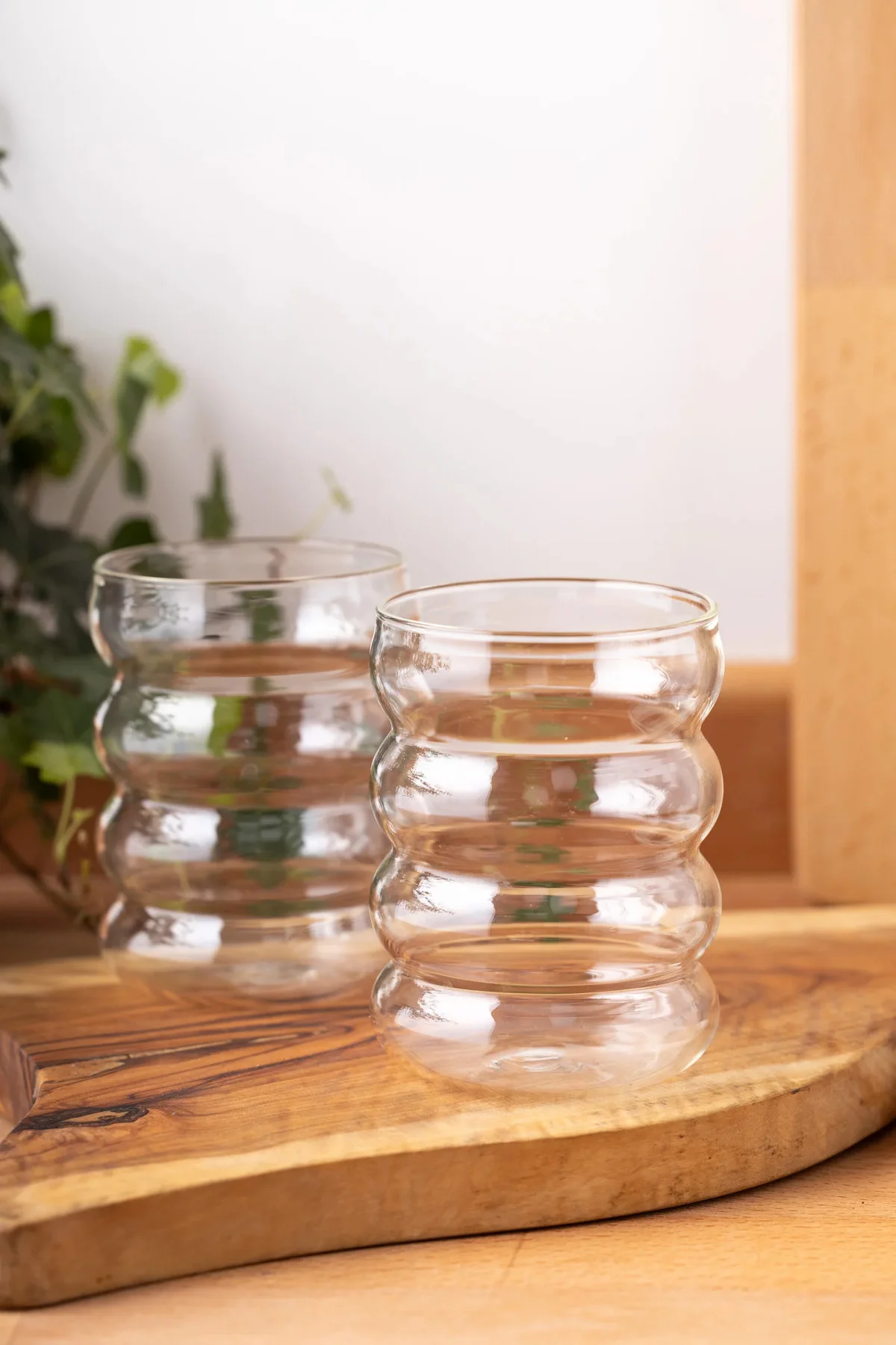 Modern Dalgalı Cam Bardak 350 ml – Şık Modern Tasarım Su, Çay, Kahve ve Soğuk İçecek Sunum Bardağı